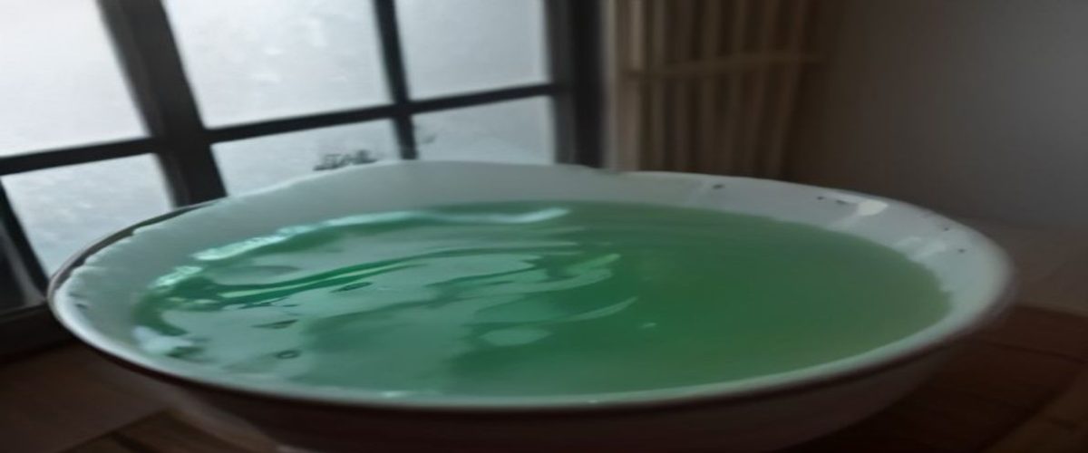 深色实验台上平铺展示的韩色彩妆系列产品，包括口红、气垫和眼影盘，霓虹蓝紫灯光从侧面打入，映出精致的金属外壳与饱和色号，科技感与美妆感并存